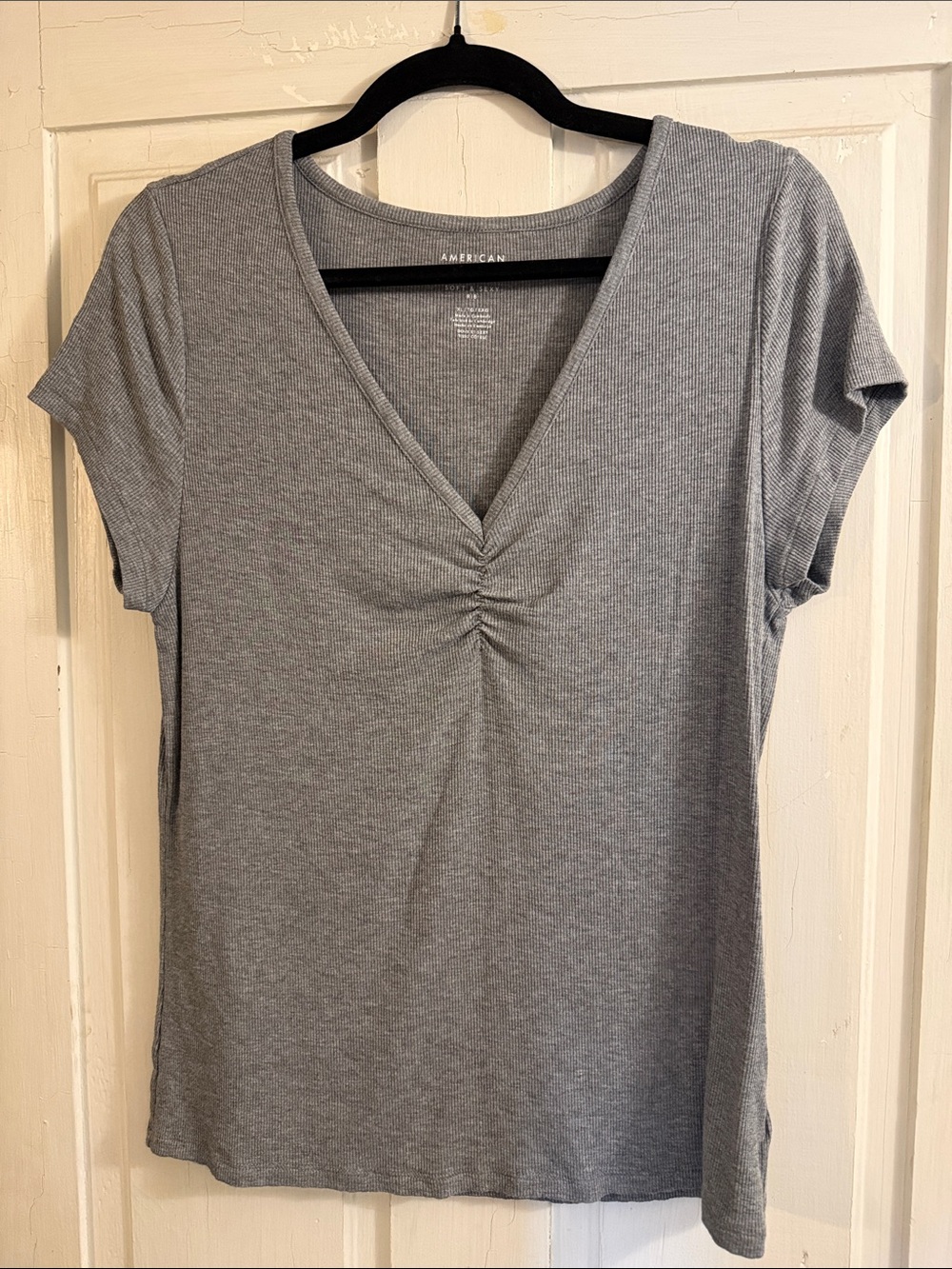 American Eagle Outfitters Gray V-Neck Ruched Short Sleeve Tee